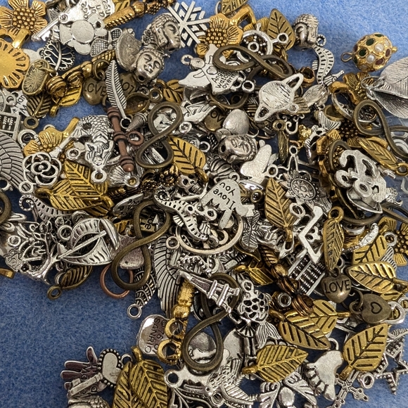 Over 100 charms - Picture 6 of 6